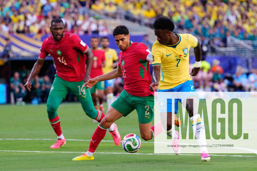 Vinicius Junior of Brazil and Achraf Hakimi of Morocco compete for the ball during the FIFA World Cup, WM, Weltmeisterschaft, Fussball 2026 Group C match between Brazil and Morocco at New York New Jersey Stadium on June 13, 2026 in East Rutherford, New Jersey. East Rutherford United States - ZUMAa181 20260614_zaa_a181_024