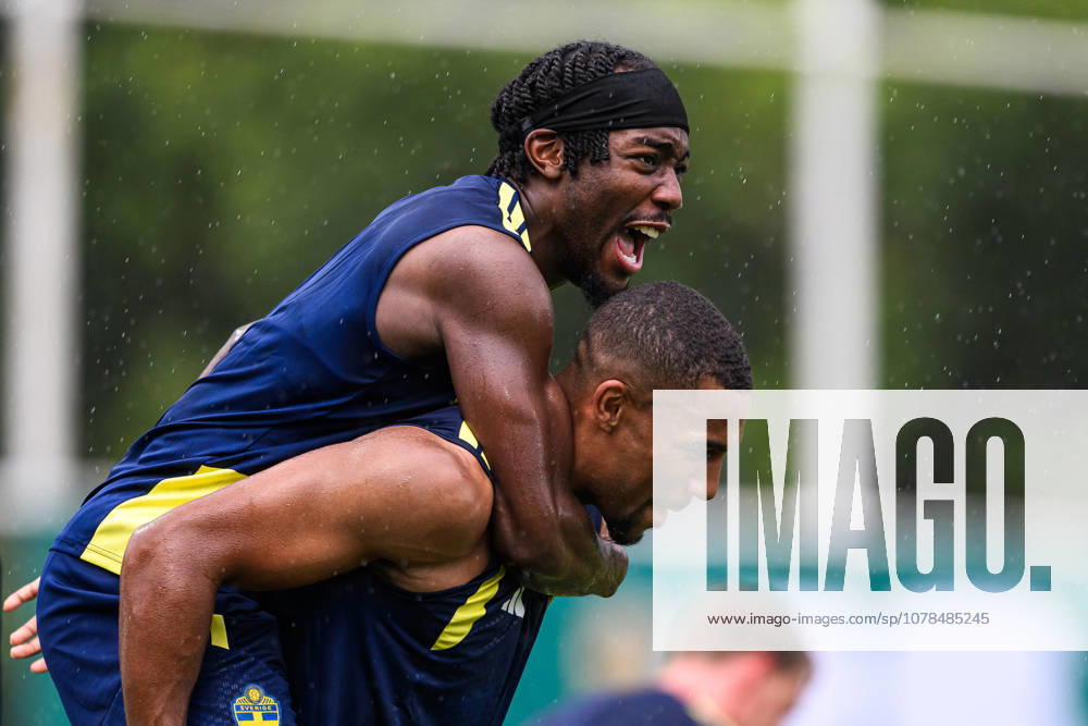 Anthony Elanga and Isak Hien of the Swedish national football team at a training session during day 3 of the FIFA World Cup 2026 on June 14, 2026 in Monterrey Photo Petter Arvidson BILDBYRAN kod PA PA1232 fotboll football soccer fotball vm fotbolls vm fotball vm fotbolls vm 2026 fifa world cup 2026 träning practice training sverige sweden sverige a day 3 bbeng