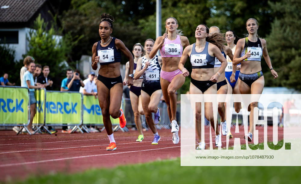 Merck Laufgala Pfungstadt, 13 06 2026 In the final sprint The field of the womens 800m B race with from left Natalie Füllgraf GER Cologne Athletics , Alica Schmidt GER SCC Berlin , Natalia Issler SUI Switzerland and Fiona Von Flüe SUI Switzerland Merck Laufgala on 13 06 2026 at the TSV Stadium in Pfungstadt Hesse