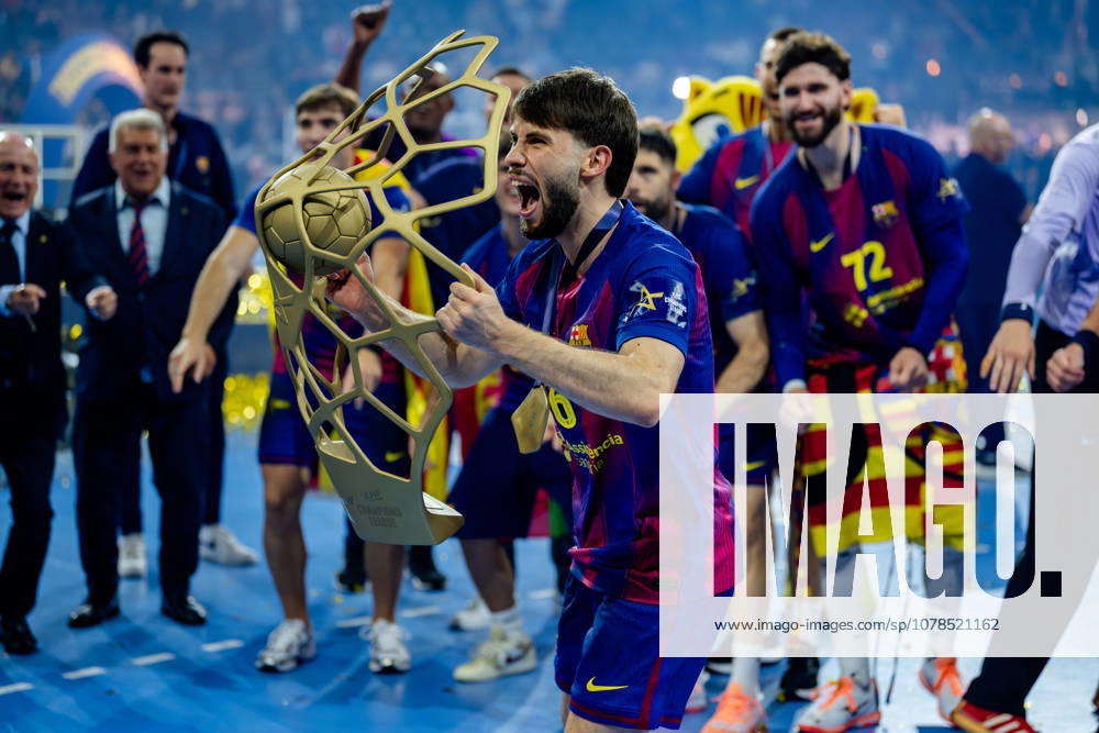 Cologne, 12 05 2026, Handball, Men, EHF Champions League Men 2025 26, Final, FC Barcelona Füchse Berlin Daniel Fernandez Jimà nez FC Barcelona, 6 cheers with trophy towards fans