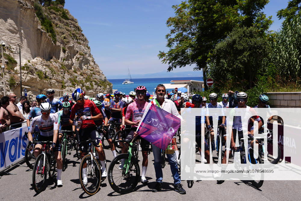 The pink jersey Norway s Kasper Haugland of Decathlon CMA CGM Development Team The red jersey Italy s Davide Donati of Red Bull - Bora - Hansgrohe Rookies The blue jersey Italy s Luca Fraticelli of Nazionale Italiana The white jersey Norway s Hakon Eiksund Oksnes of Team Drali - Repsol The tricolore jersey Italy s Riccardo Fabbro of UC Trevigiani Energiapura Marchiol and Giovanni Macrì, Mayor of Tropea during Stage 2 of the Giro Next Gen 2026, from Tropea to Crotone, Italy, Monday