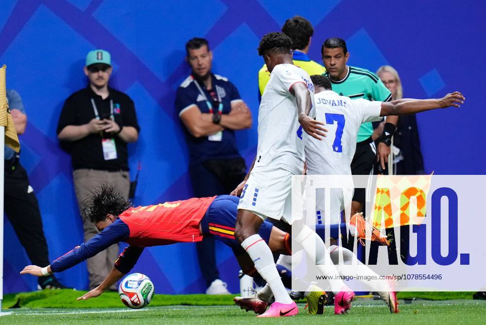 Spain v Cape Verde - FIFA World Cup, WM, Weltmeisterschaft, Fussball 2026 - Group H ATLANTA, UNITED STATES - JUNE 15: Ferran Torres (L) of Spain and Jovane Cabral (7) of Cabo Verde compete for the ball during the 2026 FIFA World Cup First Stage Group H match between Spain and Cape Verde at Mercedes-Benz Stadium (Atlanta Stadium) in Atlanta, Georgia, United States on June 15, 2026. Jose Hernandez Anadolu Georgia United States. Editorial use only. Please get in touch for any other usage.