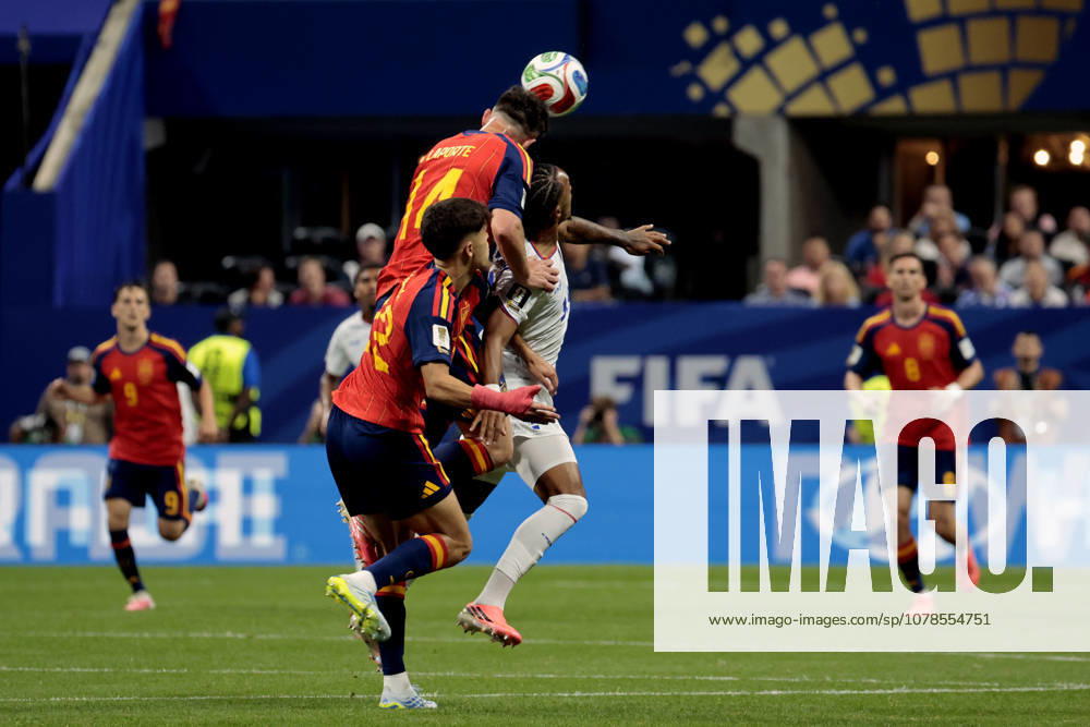 Spanish Aymeric Laporte (C) in action against Cape Verde s Dailon Livramento (R) during the 2026 FIFA World Cup, WM, Weltmeisterschaft, Fussball group H soccer match between Spain and Cape Verde at Mercedes-Benz Stadium, in Atlanta, Georgia, United States, 15 June 2026. FIFA World Cup 2026 - Group H - Spain vs. Cape Verde !ACHTUNG: NUR REDAKTIONELLE NUTZUNG!