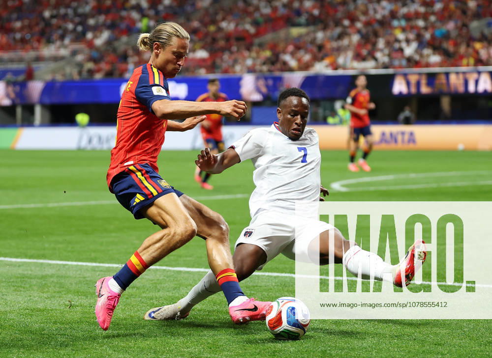 (260616) -- ATLANTA, June 16, 2026 -- Jovane Cabral (R) of Cape Verde vies with Marcos Llorente of Spain during the group H match between Spain and Cape Verde at the 2026 FIFA World Cup, WM, Weltmeisterschaft, Fussball at Atlanta Stadium in Atlanta, the United States, June 15, 2026. ) (SP)U.S.-ATLANTA-FOOTBALL-FIFA WORLD CUP-GROUP H-ESP VS CPV WangxKaiyan