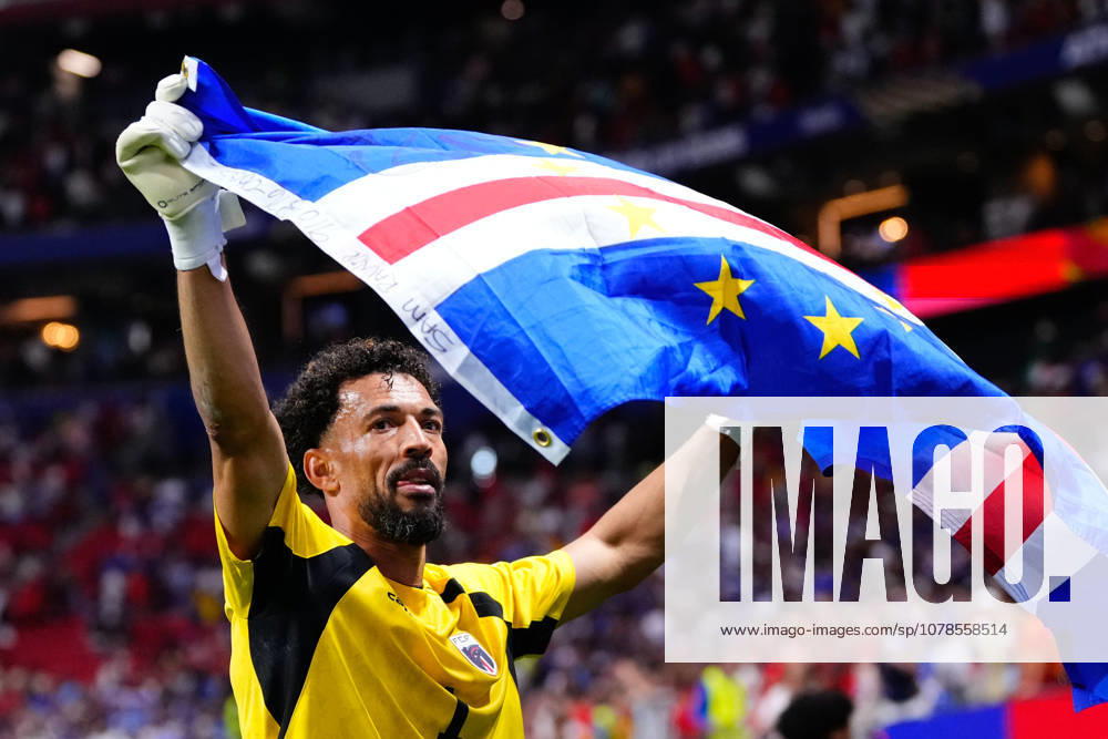 Spain v Cabo Verde: Group H - FIFA World Cup, WM, Weltmeisterschaft, Fussball 2026 Vozinha of Cabo Verde celebrates with the flag of Cabo Verde during the FIFA World Cup 2026 Group H match between Spain and Cabo Verde at Atlanta Stadium on June 15, 2026 in Atlanta, United States. Atlanta GA United States