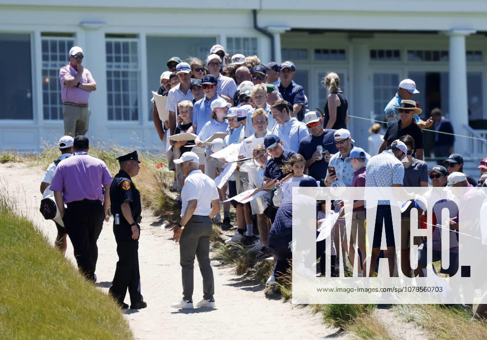 Patrick Reed signs autographs while playing in a practice round on the Monday before the 126th U.S. Open Golf Championship at Shinnecock Hills Golf Club on Monday, June 15, 2026 in Southampton, New York. NYP20260615309 JOHNxANGELILLO