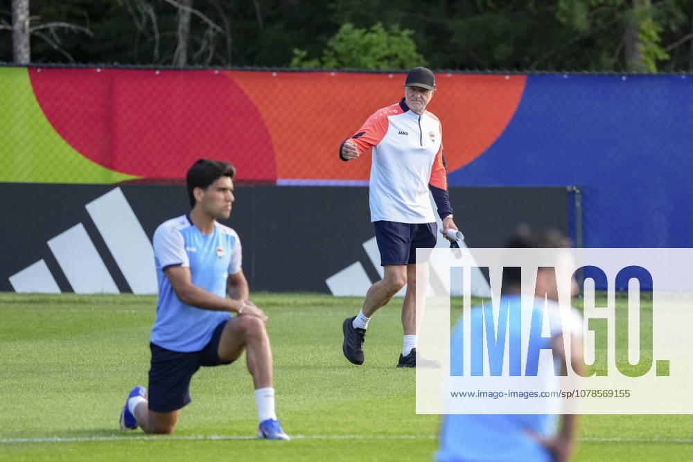 (260616) -- BOSTON, June 16, 2026 -- Iraq s head coach Graham Arnold (C) is seen during a training session ahead of the group I stage match against Norway at the FIFA World Cup, WM, Weltmeisterschaft, Fussball 2026 in Boston, the United States, June 15, 2026. ) (SP)U.S.-BOSTON-FOOTBALL-FIFA WORLD CUP-TEAM IRAQ-TRAINING ChenxYichen