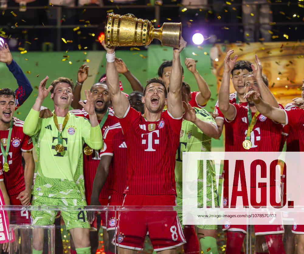 DFB Cup 2025–2026, Final, FC Bayern Munich vs. VfB Stuttgart, at the Olympic Stadium in Berlin FC Bayern is the cup champion; the team celebrates the title at the award ceremony Leon Goretzka of FC Bayern Munich hoists the trophy, goalkeeper Jonas Urbig of FC Bayern Munich, goalkeeper Manuel Neuer of FC Bayern Munich, Harry Kane of FC Bayern Munich,detected_source_language