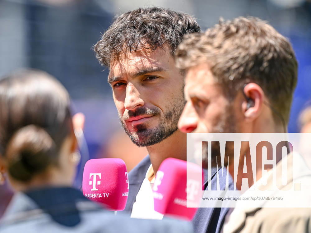 Mats Hummels and Thomas Müller during a TV interview at the 2026 FIFA World Cup Group I match between France and Senegal at New York New Jersey Stadium on June 16, 2026, in East Rutherford, United States. Photo by Harry Langer, DeFodi Images,detected_source_language