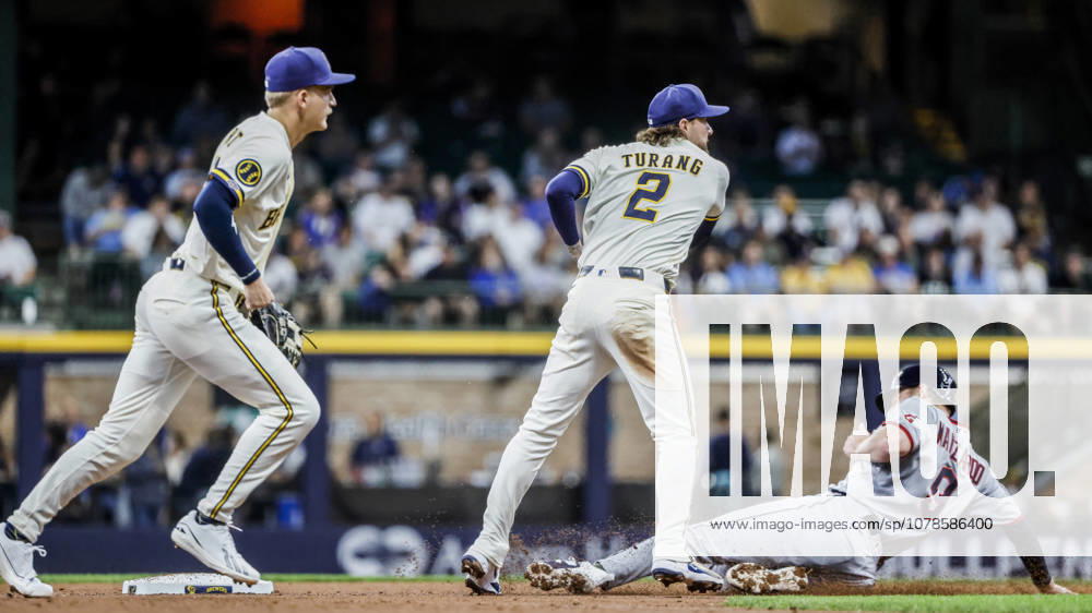 Milwaukee Brewers shortstop Cooper Pratt (L) watches as Milwaukee Brewers second baseman Brice Turang (C) forces out Cleveland Guardians first baseman Kyle Manzardo (R) and turns a double play on Cleveland Guardians left fielder Steven Kwan in the second inning of the MLB, Baseball Herren, USA game between the Cleveland Guardians and the Milwaukee Brewers at American Family Field in Milwaukee, Wisconsin on Tuesday, June 16, 2026. MIL20260616805 TANNENxMAURY