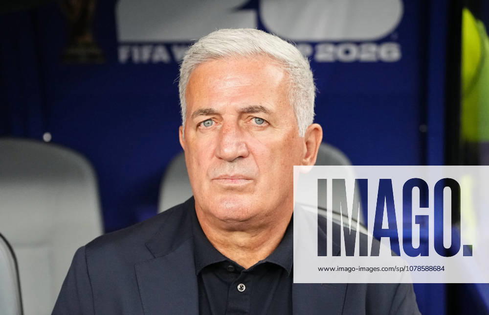 Vladimir Petkovic of Algeria watches the match between Argentina and Algeria in Group J of the 2026 FIFA World Cup at Kansas Stadium in Kansas, United States, on June 16, 2026. Photo by DeFodi Images (Thor Wegner),detected_source_language
