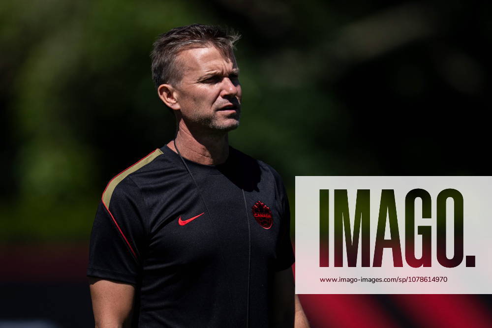 Canada s head coach Jesse Marsch watches during a FIFA World Cup, WM, Weltmeisterschaft, Fussball soccer training session, in Vancouver, on Wednesday, June 17, 2026. Canada News - June 17, 2026 - ZUMAc35_ 20260617_zaf_c35_132