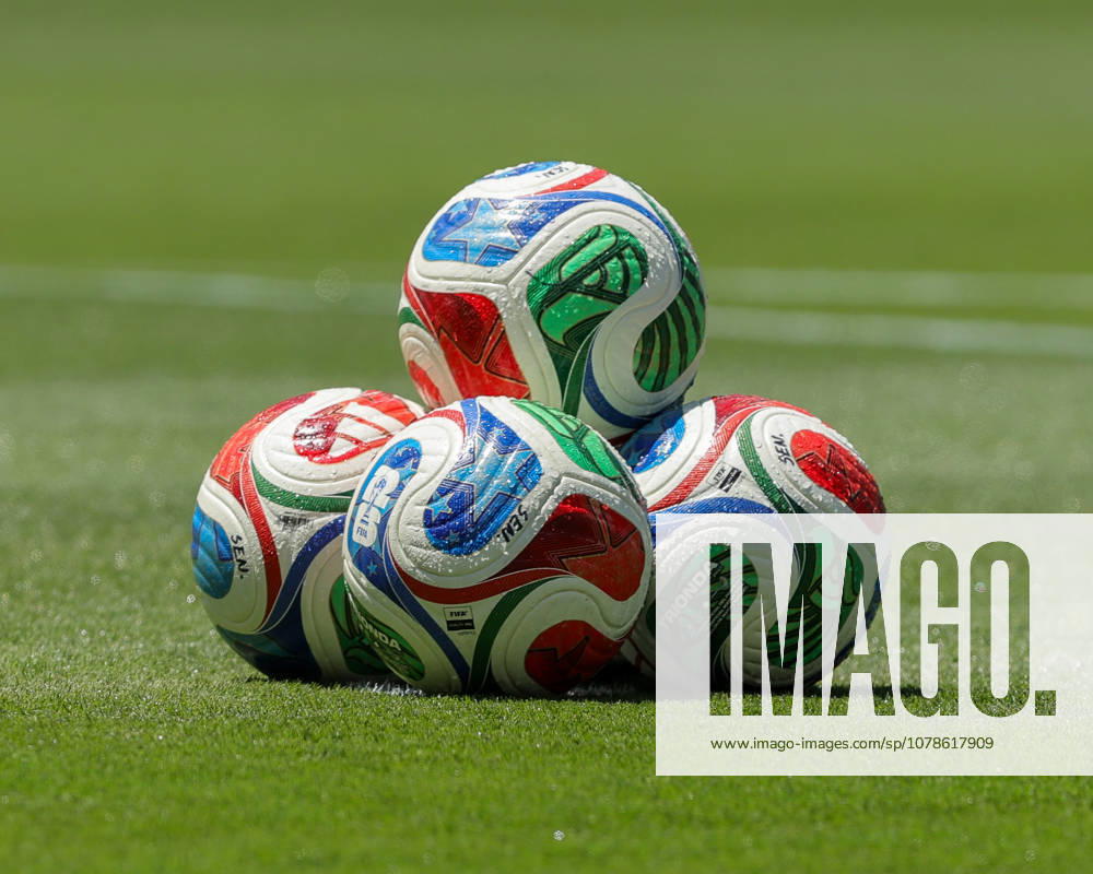 A stack of balls waits for Senegal prior to the 2026 FIFA World Cup, WM, Weltmeisterschaft, Fussball match between France and Senegal at MetLife Stadium in East Rutherford, NJ East Rutherford USA - ZUMAr225 20260617_zsp_r225_065