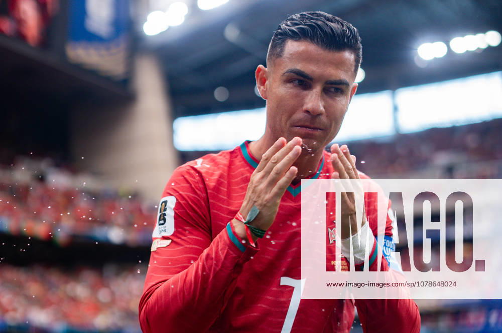 2026 FIFA World Cup, Group K, Match 1, Portugal vs. DR Congo, June 17, 2026, at NRG Stadium in Houston, Texas. Cristiano Ronaldo drinks water from a water bottle.,detected_source_language