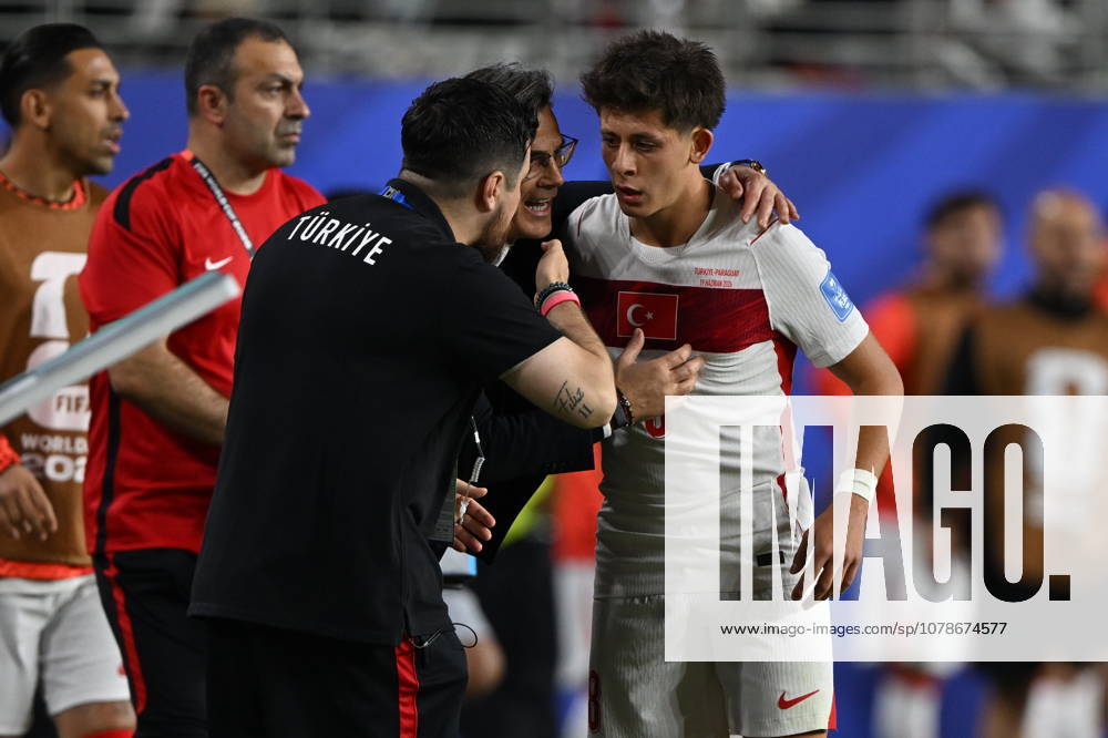 Turkiye v Paraguay - FIFA World Cup, WM, Weltmeisterschaft, Fussball 2026 - Group D SANTA CLARA, UNITED STATES - JUNE 19: Head coach Vincenzo Montella (C) talks to his player Arda Guler (R) during the 2026 FIFA World Cup First Stage Group D match between Turkiye and Paraguay at the San Francisco Bay Area Stadium (Levi’s Stadium) in Santa Clara, California, United States on June 19, 2026. Tayfun Coskun Anadolu California United States. Editorial use only. Please get in touch for any other usage.
