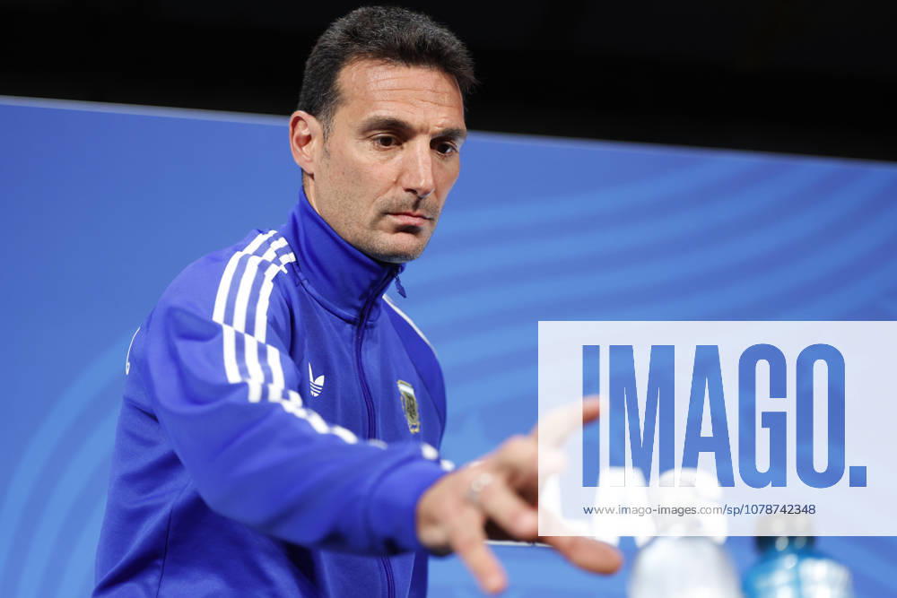 Argentina s head coach, Lionel Scaloni, attends at a press conference, PK, Pressekonferenz ahead of the upcoming 2026 FIFA World Cup, WM, Weltmeisterschaft, Fussball match against Austria at the stadium in Dallas, Texas, United States, 21 June 2026. Press conference with the Argentine national team, Nationalteam !ACHTUNG: NUR REDAKTIONELLE NUTZUNG!