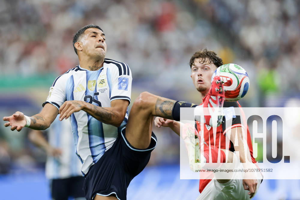 Facundo Medina of Argentina (L) and Paul Wanner of Austria (R) fight for possession during a FIFA Men?s World Cup 2026 Group Stage football match between Argentina and Austria at Dallas Stadium, in Arlington on June 22th 2026 (Photo by Leo Barrilari SPP)