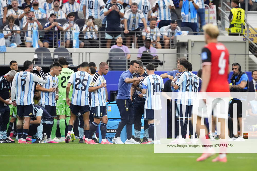 Argentina v Austria - FIFA World Cup, WM, Weltmeisterschaft, Fussball 2026 - Group J ARLINGTON, UNITED STATES - JUNE 22: Lionel Scaloni, head coach of Argentina, talk to Lionel Messi of Argentina during the 2026 FIFA World Cup First Stage Group J match between Argentina and Austria at Dallas Stadium in Arlington, Texas, United States on June 22, 2026. Jose Hernandez Anadolu Texas United States. Editorial use only. Please get in touch for any other usage.