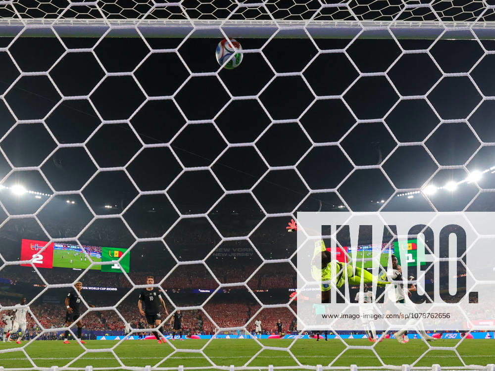 Senegal goalkeeper EDOUARD MENDY (16) watches as the ball hits the cross bar and goes into the net for Norway forward ERLING HAALAND (9) second goal during the 2026 FIFA World Cup, WM, Weltmeisterschaft, Fussball match between Norway and Senegal at MetLife Stadium in East Rutherford, NJ East Rutherford USA - ZUMAr225 20260622_zsp_r225_010