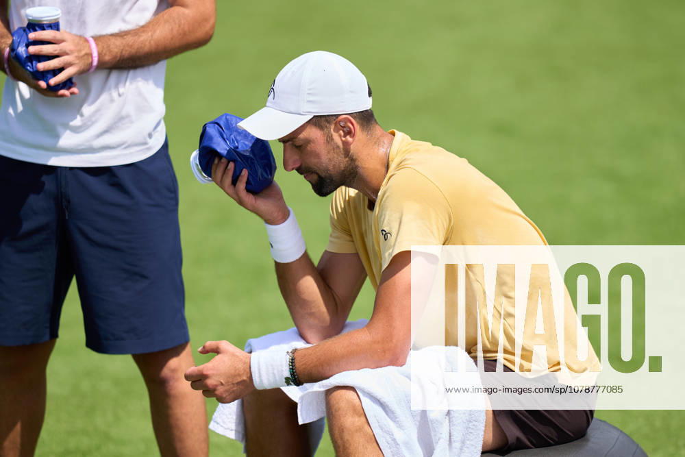 2026 Wimbledon, June 23, Practice LONDON, - JUNE 23: Novak Djokovic of Serbia cools down with an icepack during the 2026 Wimbledon, June 23, Practice at The all England club, Wimbledon on June 23, 2026 in London, GBR. London The all England club, Wimbledon GBR