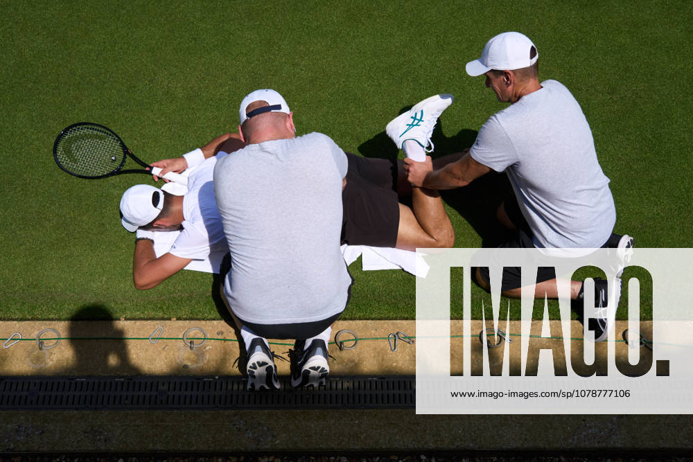 2026 Wimbledon, June 23, Practice LONDON, - JUNE 23: Novak Djokovic of Serbia receiving treatment for a stiff back during the 2026 Wimbledon, June 23, Practice at The all England club, Wimbledon on June 23, 2026 in London, GBR. London The all England club, Wimbledon GBR
