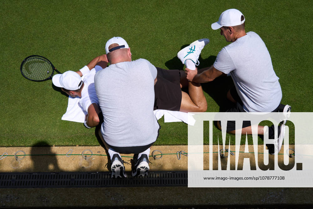 2026 Wimbledon, June 23, Practice LONDON, - JUNE 23: Novak Djokovic of Serbia receiving treatment for a stiff back during the 2026 Wimbledon, June 23, Practice at The all England club, Wimbledon on June 23, 2026 in London, GBR. London The all England club, Wimbledon GBR