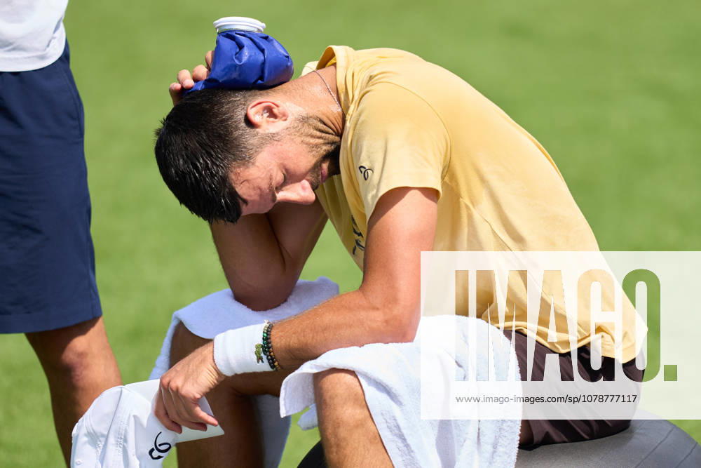 2026 Wimbledon, June 23, Practice LONDON, - JUNE 23: Novak Djokovic of Serbia cools down his neck with an icepack during the 2026 Wimbledon, June 23, Practice at The all England club, Wimbledon on June 23, 2026 in London, GBR. London The all England club, Wimbledon GBR