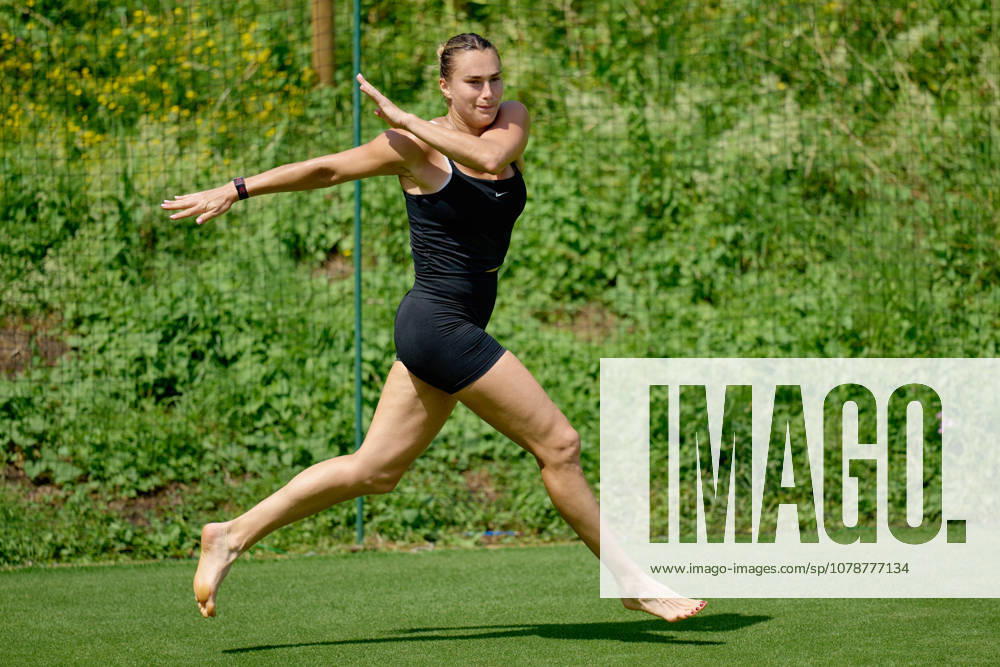 2026 Wimbledon, June 23, Practice LONDON, - JUNE 23: Aryna Sabalenka exercises with bare feet on the fresh grass during the 2026 Wimbledon, June 23, Practice at The all England club, Wimbledon on June 23, 2026 in London, GBR. London The all England club, Wimbledon GBR