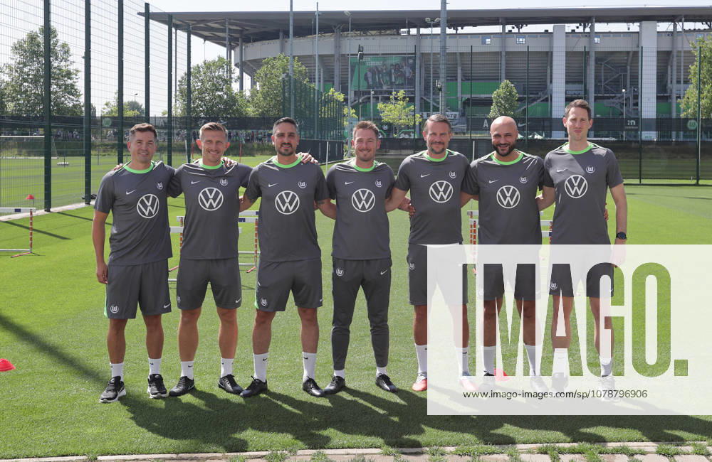 Coach Tobias Strobl of VfL Wolfsburg (center) and his team: Men s Soccer, 2026–2027 Season, 2. Bundesliga, VfL Wolfsburg, preseason, start of training. DFL REGULATIONS PROHIBIT ANY USE OF PHOTOGRAPHS AS IMAGE SEQUENCES AND OR QUASI-VIDEO