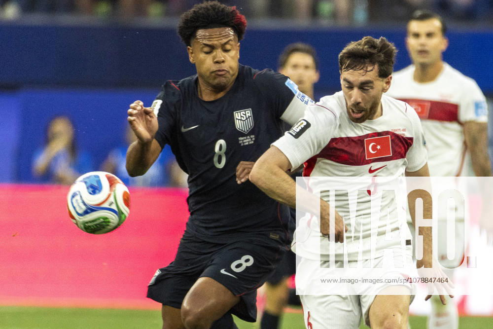 United States Weston McKennie (8) and Turkey Orkun Kokcu (6) vie for the ball during the FIFA World Cup, WM, Weltmeisterschaft, Fussball Group D soccer match at SoFi Stadium in Inglewood, Calif., Thursday, June 25, 2026. Los Angeles USA - ZUMAc68_ 20260625_zaf_c68_030