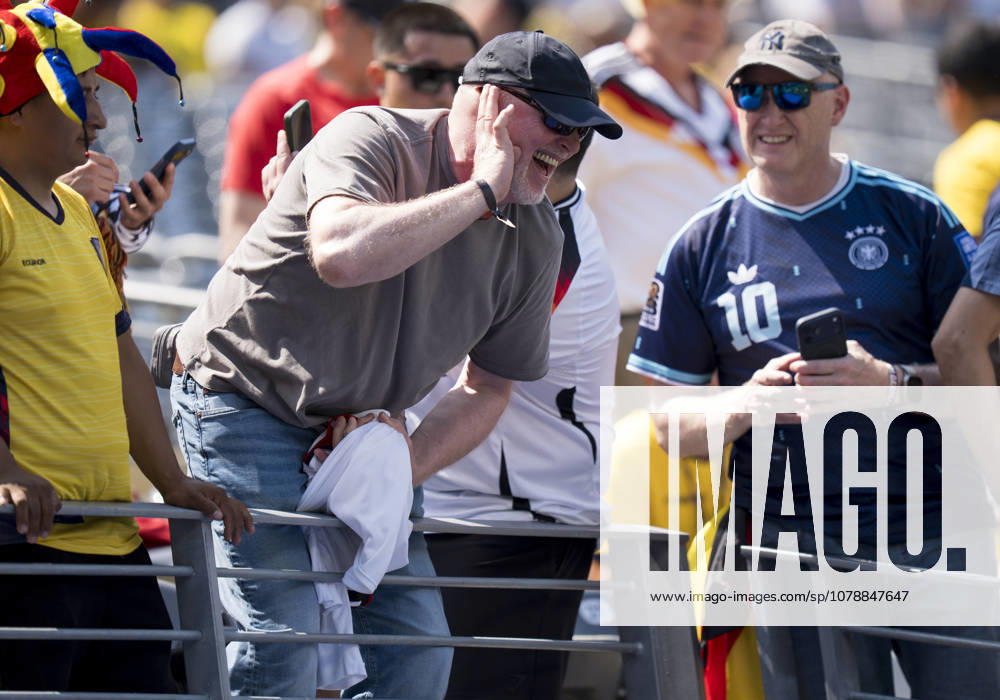Stefan Raab tries to make out Bastian Schweinsteiger s words in the noisy stadium. FIFA World Cup 2026: Ecuador vs. Germany, June 25, 2026; FIFA World Cup 2026: Ecuador vs. Germany, Group E, Matchday 3, at New York New Jersey Stadium in East Rutherford, New Jersey, USA