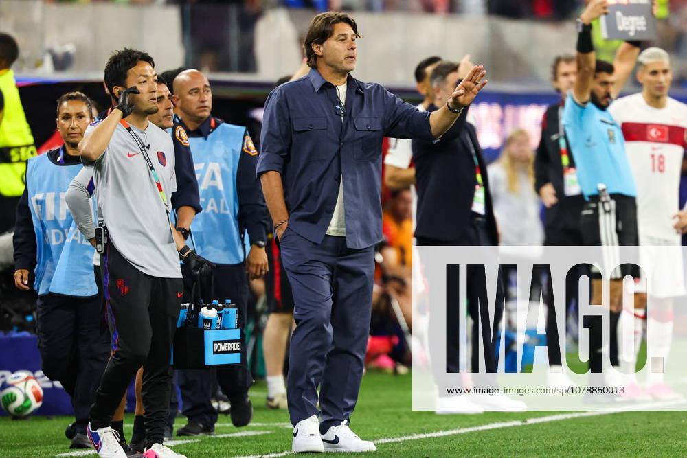 FIFA World Cup, WM, Weltmeisterschaft, Fussball 2026 - Group D - Turkey vs USA USA Coach Mauricio Pochettino talks to his players in the second half of the FIFA World Cup 2026 group stage match Turkey against USA, in Los Angeles, USA, 25 June 2026. LOS ANGELES United States