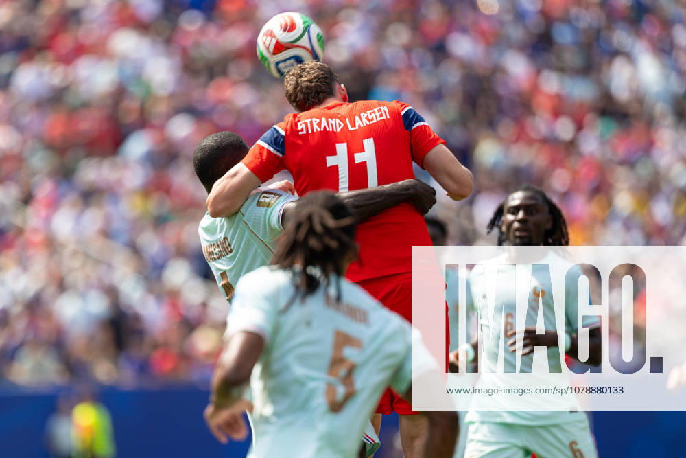 Foxborough, Massachusetts, USA; Norway forward Jorgen Strand Larsen (11) gets up over France defender Dayot Upamecano (4) in a FIFA World Cup, WM, Weltmeisterschaft, Fussball 2026 Group I match between Norway and France at Boston Stadium. (c) CSM - ZUMAc04_ 20260626_zma_c04_161
