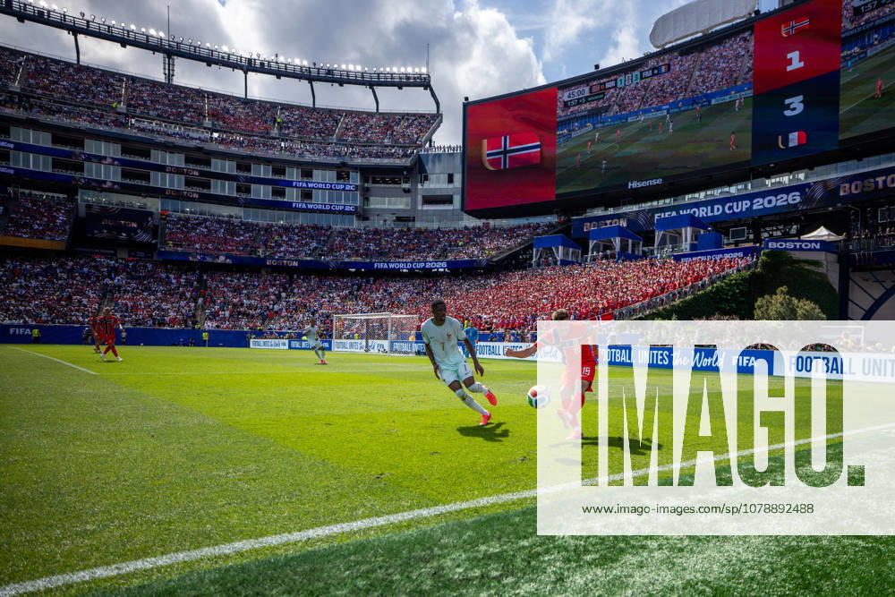 FOXBOROUGH, MASSACHUSETTS - JUNE 26: Fredrik Bjorkan of Norway passes the ball under pressure from Ousmane Dembele of France during the FIFA World Cup, WM, Weltmeisterschaft, Fussball 2026 Group I match between Norway and France at Boston Stadium on June 26, 2026 in Foxborough, Massachusetts.