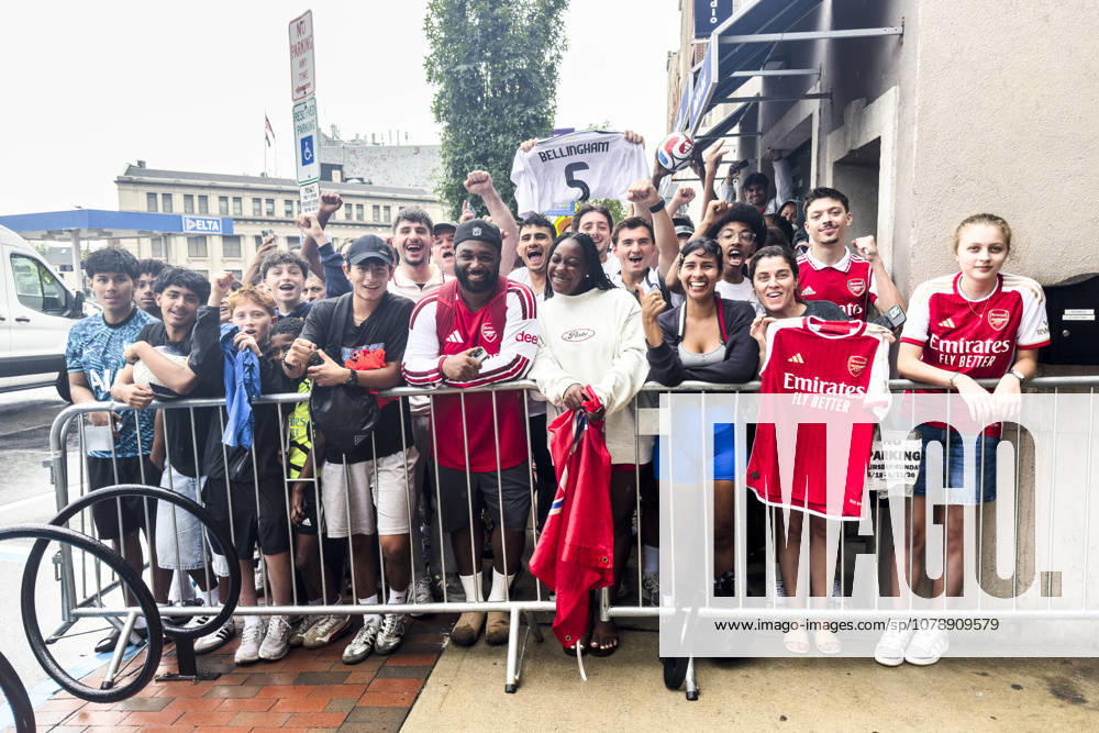Panama v England, FIFA World Cup, WM, Weltmeisterschaft, Fussball 2026 Fans waiting outside the England Team Hotel ahead of the Panama v England FIFA WORLD CUP 2026 Group L match at New York New Jersey Stadium, East Rutherford, United States on 27 June 2026 Credit: Eleanor Hoad Every Second Media Editorial use only. All images are copyright Every Second Media Limited. No images may be reproduced without prior permission.
