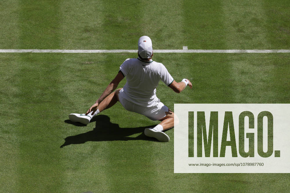 Jannik Sinner (ITA) slips and falls to the ground, injury, injured, Men s Singles, Men s Singles Tennis, Wimbledon 2026, Grand Slam, ITF, ATP, WTA, AELTC, London, Great Britain