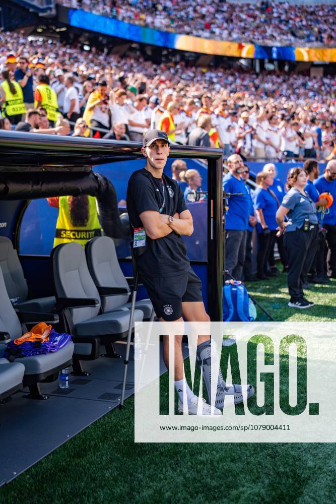 2026 FIFA World Cup, Round of 32, Germany vs. Paraguay, June 29, 2026, Boston Stadium: Nico Schlotterbeck of Germany on crutches