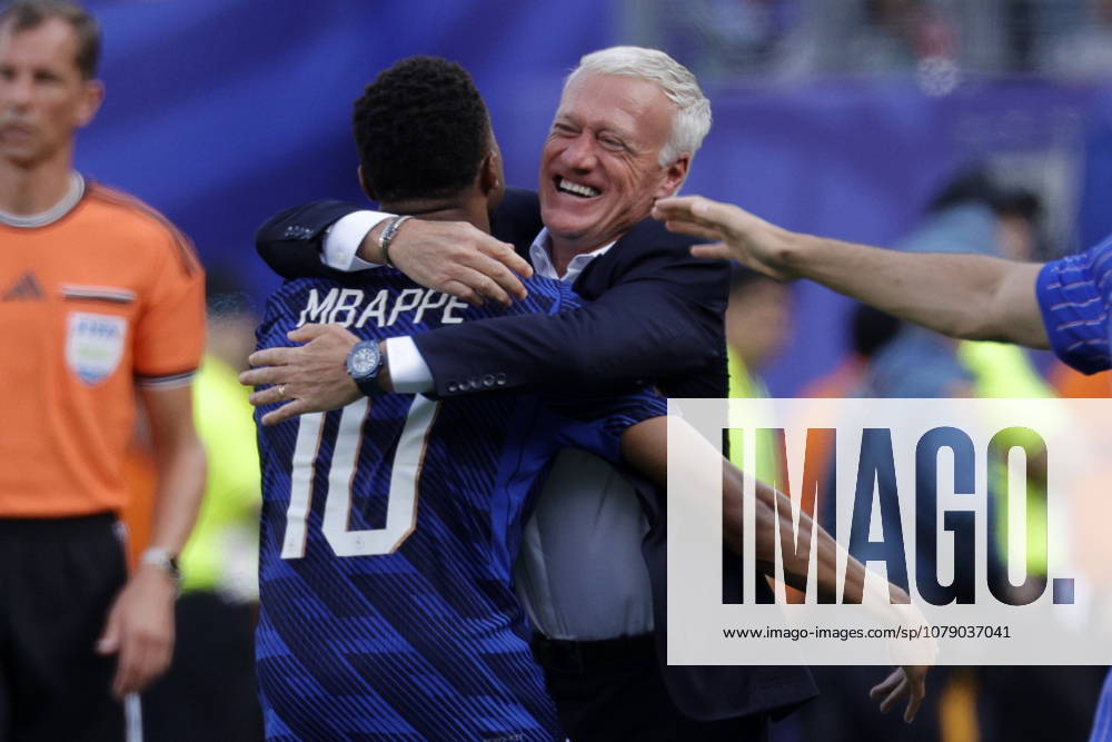 FIFA World Cup, WM, Weltmeisterschaft, Fussball 2026 - Round of 32 - France vs Sweden Kylian Mbappe of France (L) celebrates with his head coach Didier Deschamps after scoring the 1-0 goal during the FIFA World Cup 2026 Round of 32 match France against Sweden, in East Rutherford, New Jersey, USA, 30 June 2026. EAST RUTHERFORD United States