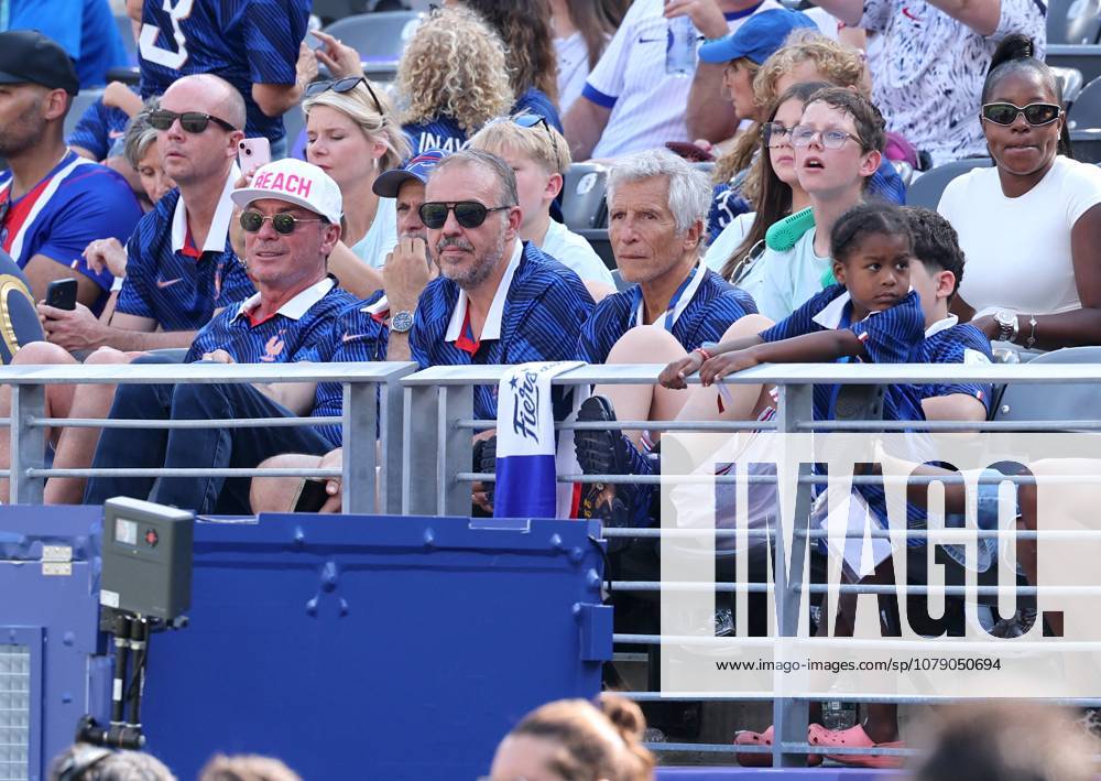 Fussball, FIFA WM 2026, Promis bei der Weltmeisterschaft #2 2026 World Cup - Celebs At France v Sweden Nagui with friends attend the FIFA World Cup, WM, Weltmeisterschaft, Fussball match between France vs Sweden at THe New York New Jersey Stadiun, NJ on June 30, 2026. Photo by Charles Guerin ABACAPRESS.COM New York city NJ United States