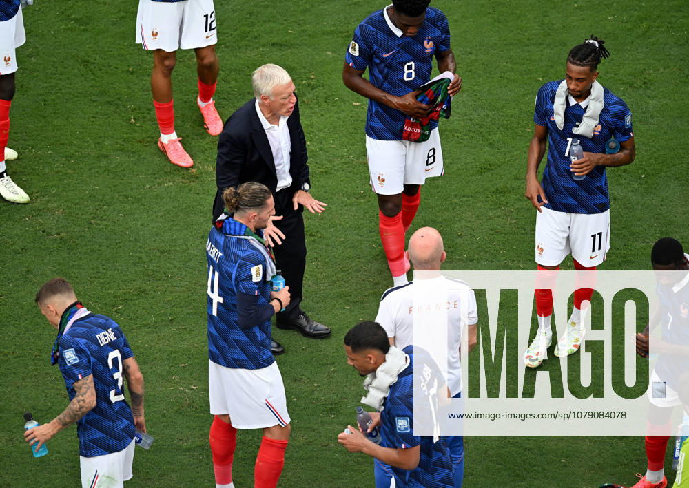 France s head coach Didier Deschamps speaks to his players during an hydration break during the 2026 World Cup round of 32 football match between France and Sweden at New York New Jersey MetLife Stadium in East Rutherford, United States, on June 30, 2026. East Rutherford USA - ZUMAs337 20260630_znp_s337_106