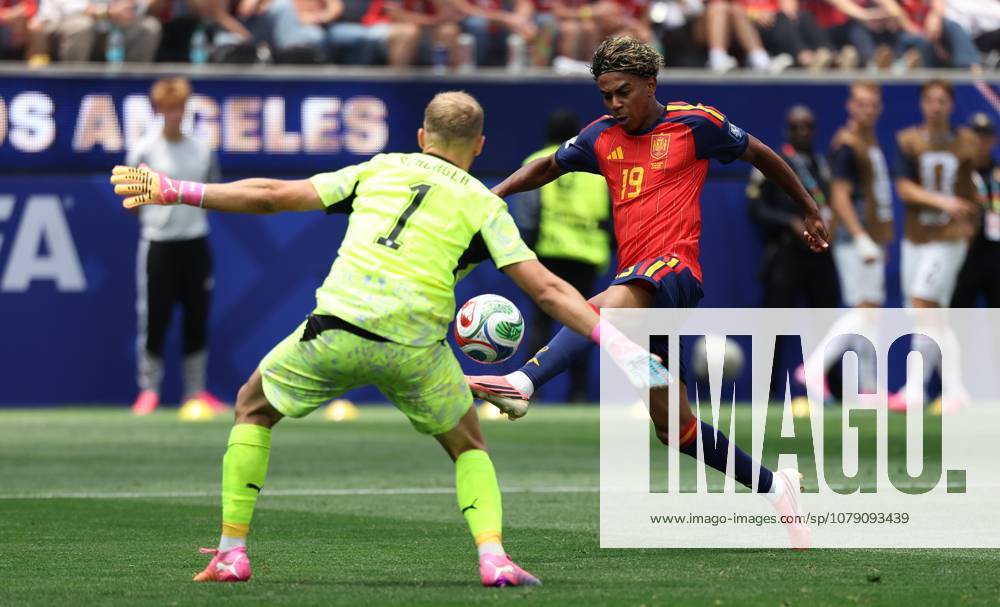 . - Spain v Austria, FIFA World Cup, WM, Weltmeisterschaft, Fussball 2026, Round Of 32, Los Angeles Stadium, Los Angeles, USA, 2nd July 2026. DC Photos Crystal Pix Lamine Yamal of Spain national team, Nationalteam takes the ball past Alexander Schlager of Austria national team. - Spain v Austria, FIFA World Cup 2026, Round Of 32, Los Angeles Stadium, Los Angeles, USA, 2nd July 2026. DC Photos Crystal Pix Los Angeles Los Angeles Stadium United States Of America