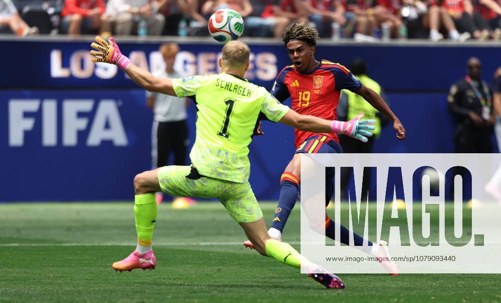 . - Spain v Austria, FIFA World Cup, WM, Weltmeisterschaft, Fussball 2026, Round Of 32, Los Angeles Stadium, Los Angeles, USA, 2nd July 2026. DC Photos Crystal Pix Lamine Yamal of Spain national team, Nationalteam takes the ball past Alexander Schlager of Austria national team. - Spain v Austria, FIFA World Cup 2026, Round Of 32, Los Angeles Stadium, Los Angeles, USA, 2nd July 2026. DC Photos Crystal Pix Los Angeles Los Angeles Stadium United States Of America