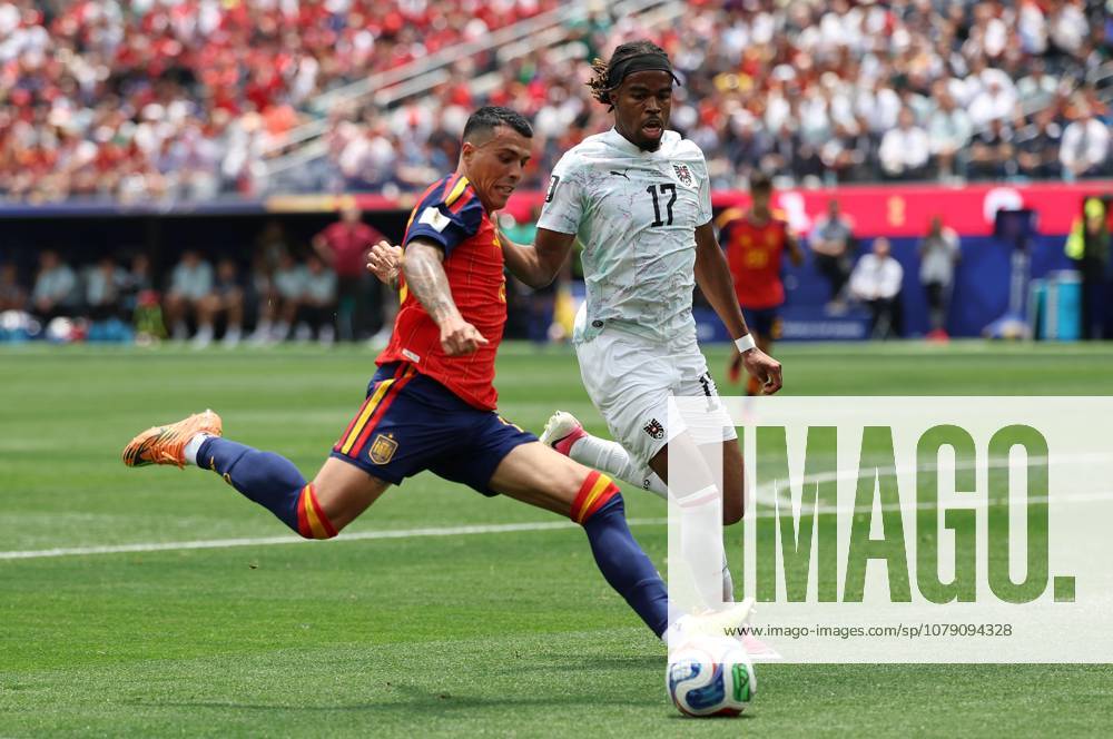 . - Spain v Austria, FIFA World Cup, WM, Weltmeisterschaft, Fussball 2026, Round Of 32, Los Angeles Stadium, Los Angeles, USA, 2nd July 2026. DC Photos Crystal Pix Pedro Porro of Spain national team, Nationalteam battles for the ball with Carney Chukwuemeka of Austria national team. - Spain v Austria, FIFA World Cup 2026, Round Of 32, Los Angeles Stadium, Los Angeles, USA, 2nd July 2026. DC Photos Crystal Pix Los Angeles Los Angeles Stadium United States Of America
