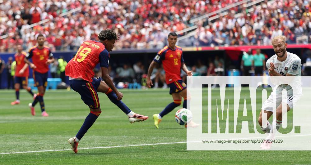 . - Spain v Austria, FIFA World Cup, WM, Weltmeisterschaft, Fussball 2026, Round Of 32, Los Angeles Stadium, Los Angeles, USA, 2nd July 2026. DC Photos Crystal Pix Lamine Yamal of Spain national team, Nationalteam has a shot on goal. - Spain v Austria, FIFA World Cup 2026, Round Of 32, Los Angeles Stadium, Los Angeles, USA, 2nd July 2026. DC Photos Crystal Pix Los Angeles Los Angeles Stadium United States Of America