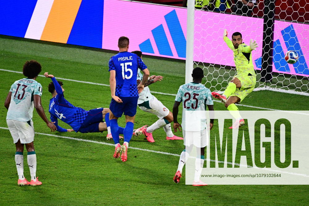 Croatia s Josko Gvardiol (4) scores a goal against Portugal goalkeeper Diego Costa (1) that was later taken back due to an offside call, against Portugal during the second half of a World Cup round of 32 soccer match, in Toronto on Thursday, July 2, 2026. Canada News - July 2, 2026 - ZUMAc35_ 20260702_zaf_c35_244
