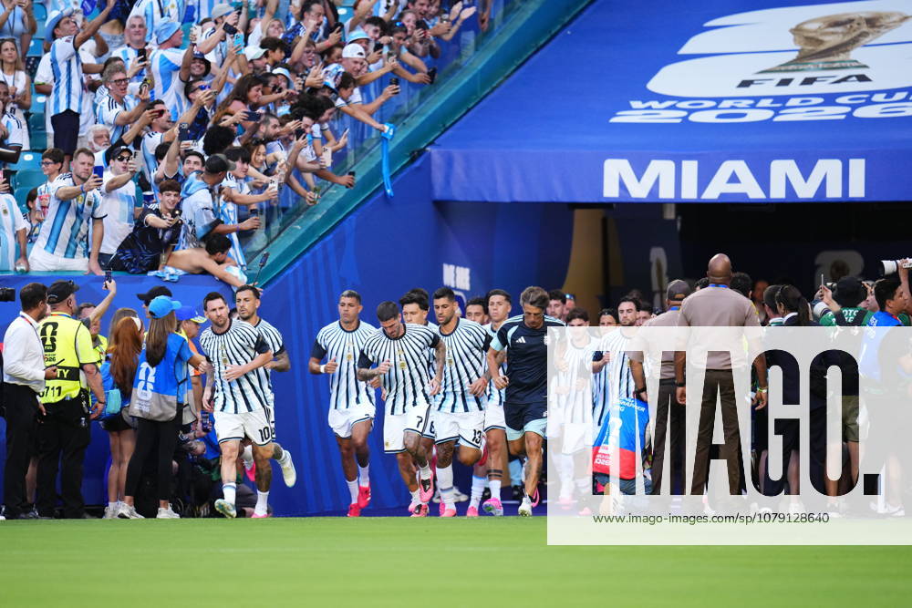 Argentina v Cape Verde - FIFA World Cup, WM, Weltmeisterschaft, Fussball 2026 - Round of 32 FLORIDA, USA - JULY 03: Players of Argentina enter the field prior the 2026 FIFA World Cup Round of 32 match between Argentina and Cape Verde at the Hard Rock Stadium (Miami Stadium) in Miami Gardens, Florida, United States on July 03, 2026. Jose Hernandez Anadolu Texas United States. Editorial use only. Please get in touch for any other usage.