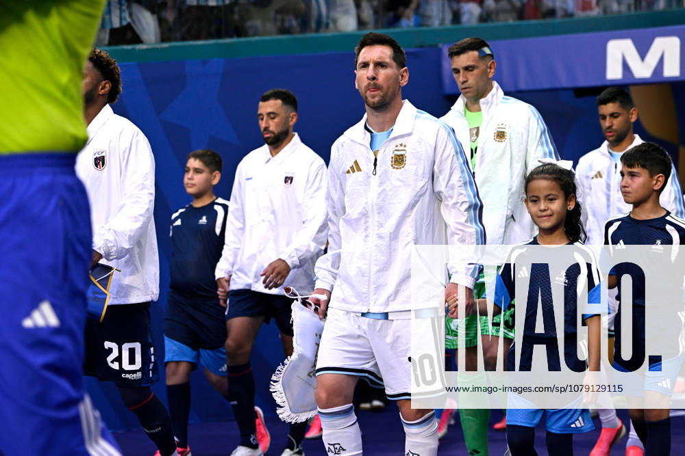 2026-07-04 Argentina v Cabo Verde - Round Of 32 - FIFA World Cup, WM, Weltmeisterschaft, Fussball 2026 MIAMI GARDENS, UNITED STATES - JULY 3: Lionel Messi of Argentina, Emiliano Martinez of Argentina during the Round Of 32 - FIFA World Cup 2026 match between Argentina and Cabo Verde at Miami Stadium on July 3, 2026 in Miami Gardens, Florida. (Photo by Pablo Morano BSR Agency) Miami Gardens United States Content not available for redistribution in The Netherlands directly or indirectly through any third parties.