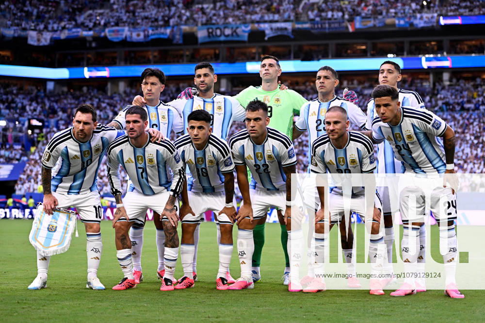 2026-07-04 Argentina v Cabo Verde - Round Of 32 - FIFA World Cup, WM, Weltmeisterschaft, Fussball 2026 MIAMI GARDENS, UNITED STATES - JULY 3: Teamphoto standing Lisandro Martinez of Argentina, Cristian Romero of Argentina, Emiliano Martinez of Argentina, Facundo Medina of Argentina, Nahuel Molina of Argentina, lower row Lionel Messi of Argentina, Rodrigo De Paul of Argentina, Nico Paz of Argentina, Lautaro Martinez of Argentina, Alexis Mac Allister of Argentina, Enzo Fernandez of Argentina during the Round Of 32 - FIFA World Cup 2026 match between Argentina and Cabo Verde at Miami Stadium on July 3, 2026 in Miami Gardens, Florida. (Photo by Pablo Morano BSR Agency) Miami Gardens United States Content not available for redistribution in The Netherlands directly or indirectly through any third parties.