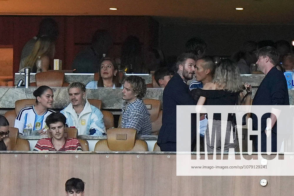 2026-07-04 Argentina v Cabo Verde - Round Of 32 - FIFA World Cup, WM, Weltmeisterschaft, Fussball 2026 MIAMI GARDENS, UNITED STATES - JULY 3: Romeo Beckham, David Beckham, Brooklyn Beckham, Victoria Beckham during the Round Of 32 - FIFA World Cup 2026 match between Argentina and Cabo Verde at Miami Stadium on July 3, 2026 in Miami Gardens, Florida. (Photo by Pablo Morano BSR Agency) Miami Gardens United States Content not available for redistribution in The Netherlands directly or indirectly through any third parties.
