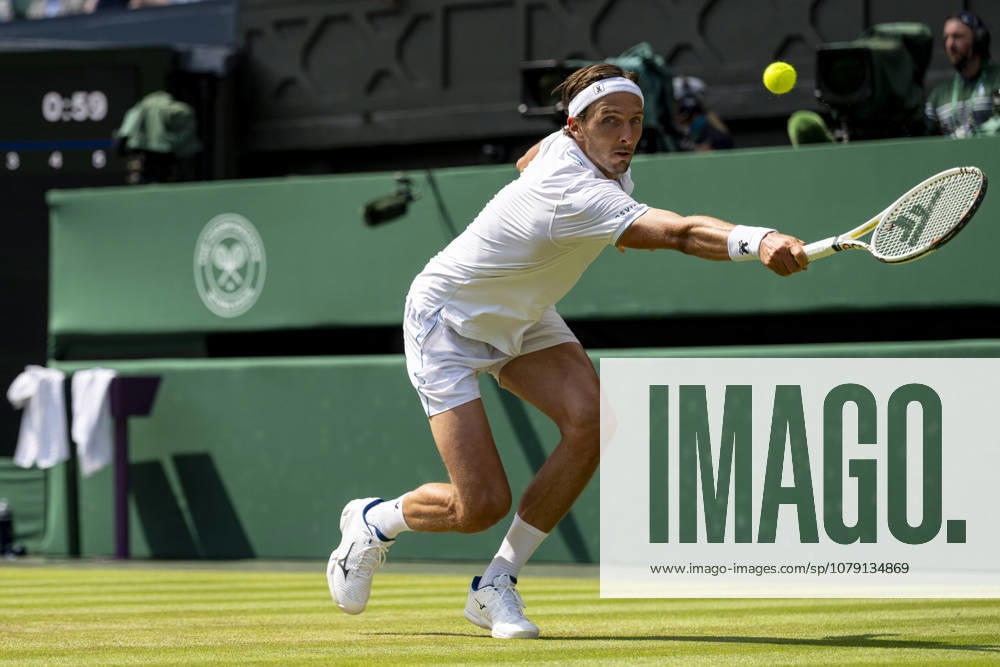 (260704) -- LONDON, July 4, 2026 -- Arthur Rinderknech of France returns the ball during the men s singles third round match against Novak Djokovic of Serbia at the Wimbledon Tennis Championships in London, Britain, on July 3, 2026. (Photo by Xinhua) (SP)BRITAIN-LONDON-TENNIS-WIMBLEDON-MEN S SINGLES StephenxChung